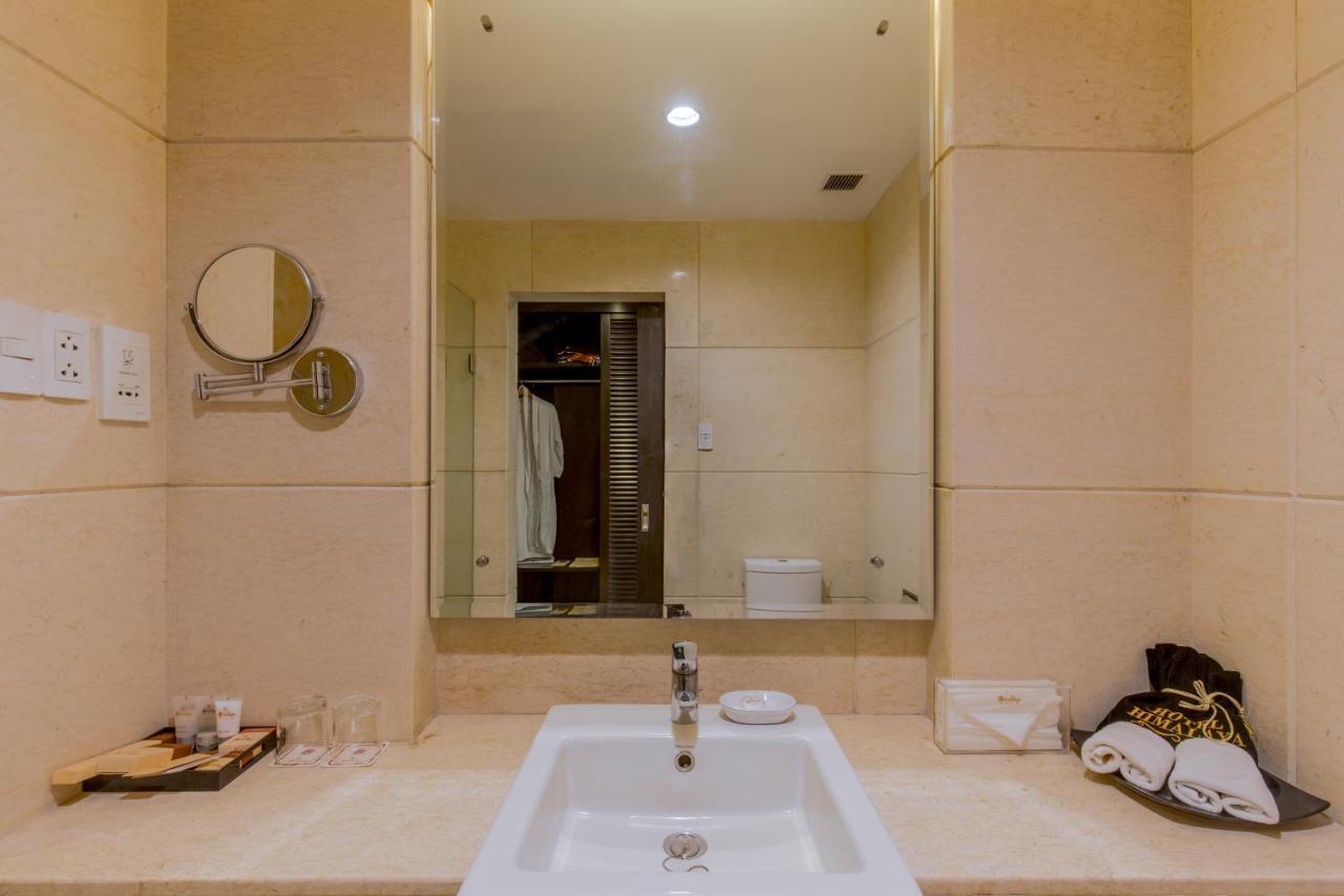 Junior Suite Bathtub access to Steam Jacuzzi & Gym,965179408:JPEG